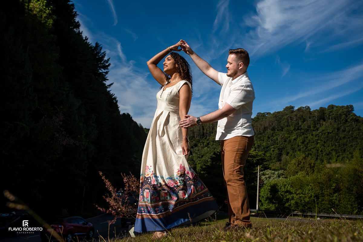 noivos dançando em um mirante durante Ensaio Pre Wedding em Campos do Jordão
