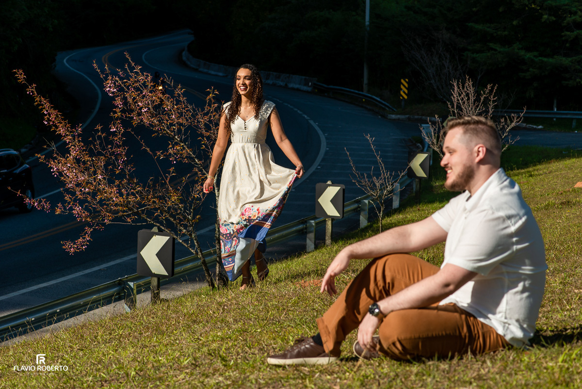 noiva caminhando ao encontro de seu noivo durante Ensaio Pre Wedding em Campos do Jordão
