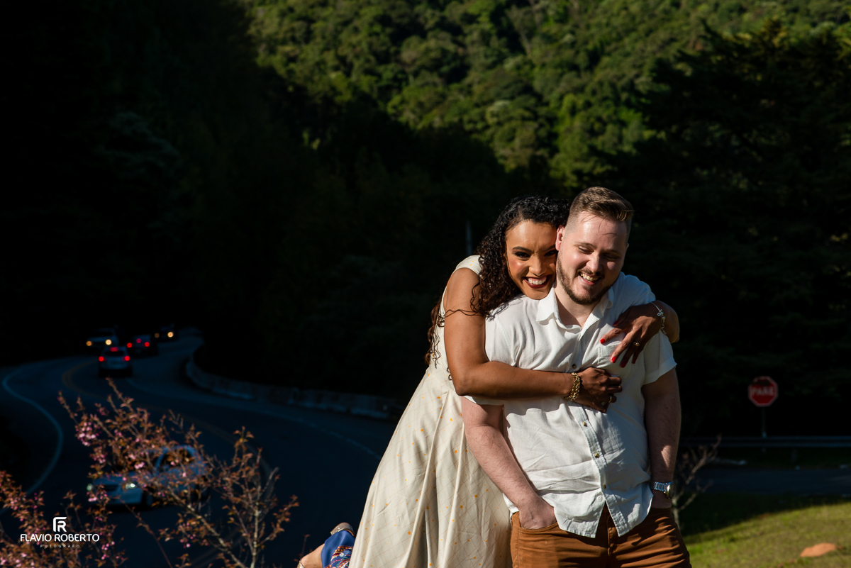noiva abraçando seu noivo sorrindo durante Ensaio Pre Wedding em Campos do Jordão