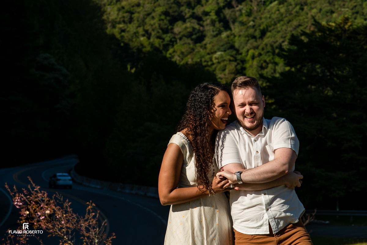 casal brincando e sorrindo durante Ensaio Pre Wedding em Campos do Jordão