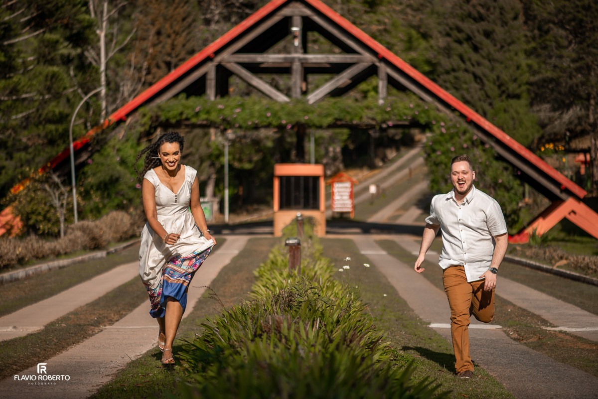 noivos correndo durante Ensaio Pre Wedding em Campos do Jordão