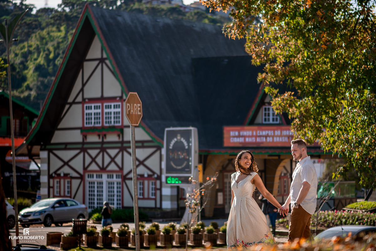 casal de namorados caminhado pelo portal da cidade, durante Ensaio Pre Wedding em Campos do Jordão