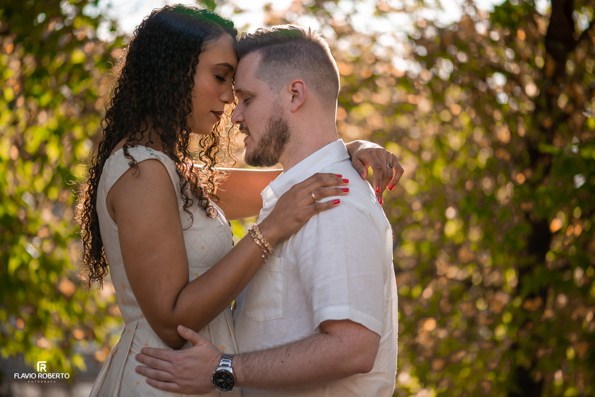 noivos abraçados durante Ensaio Pre Wedding em Campos do Jordão