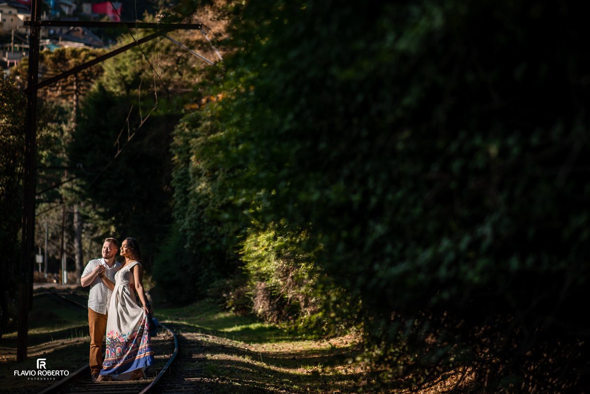 casal abraçado na linha do trem durante Ensaio Pre Wedding em Campos do Jordão