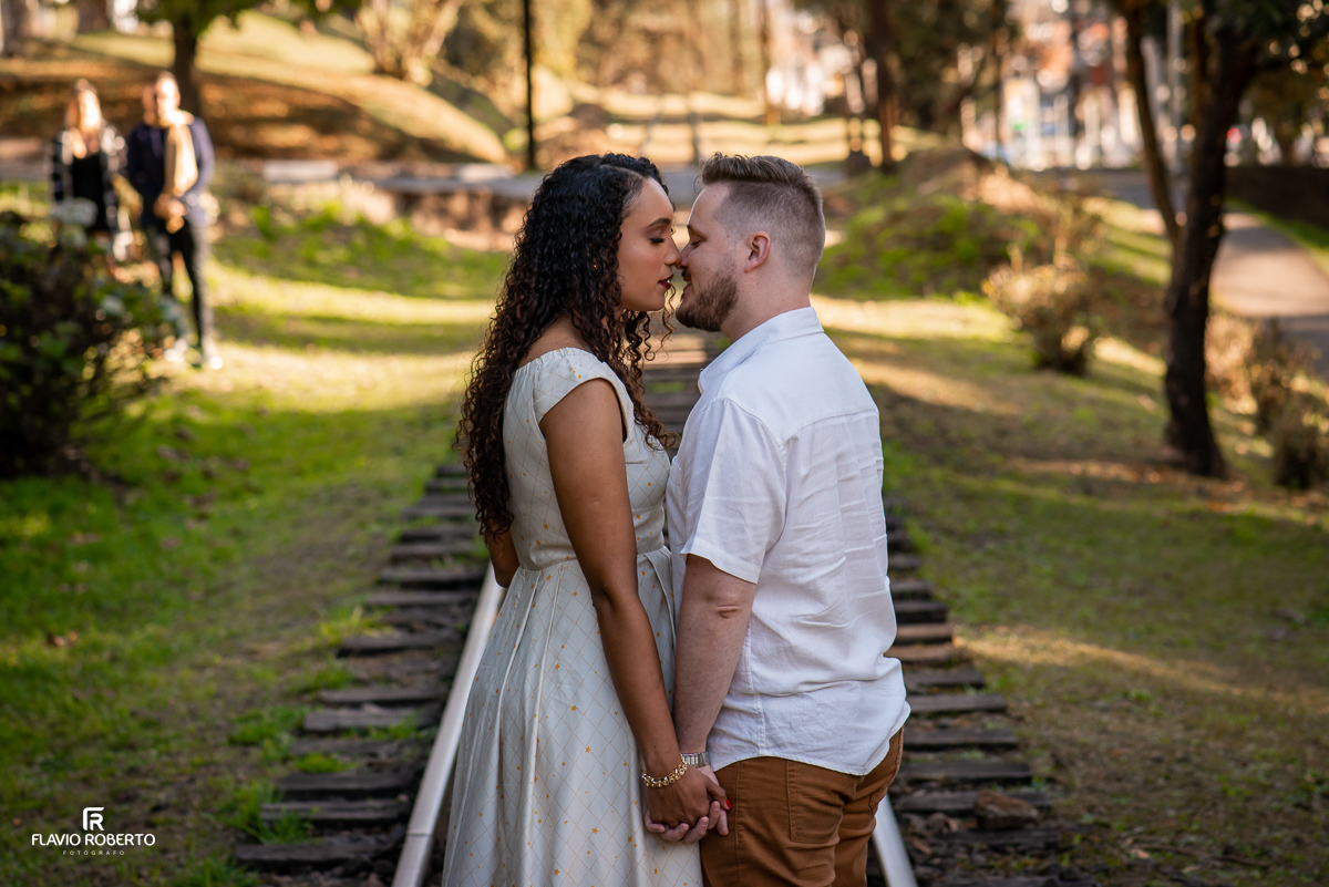 casal se beijando na linha do trem, durante Ensaio Pre Wedding em Campos do Jordão