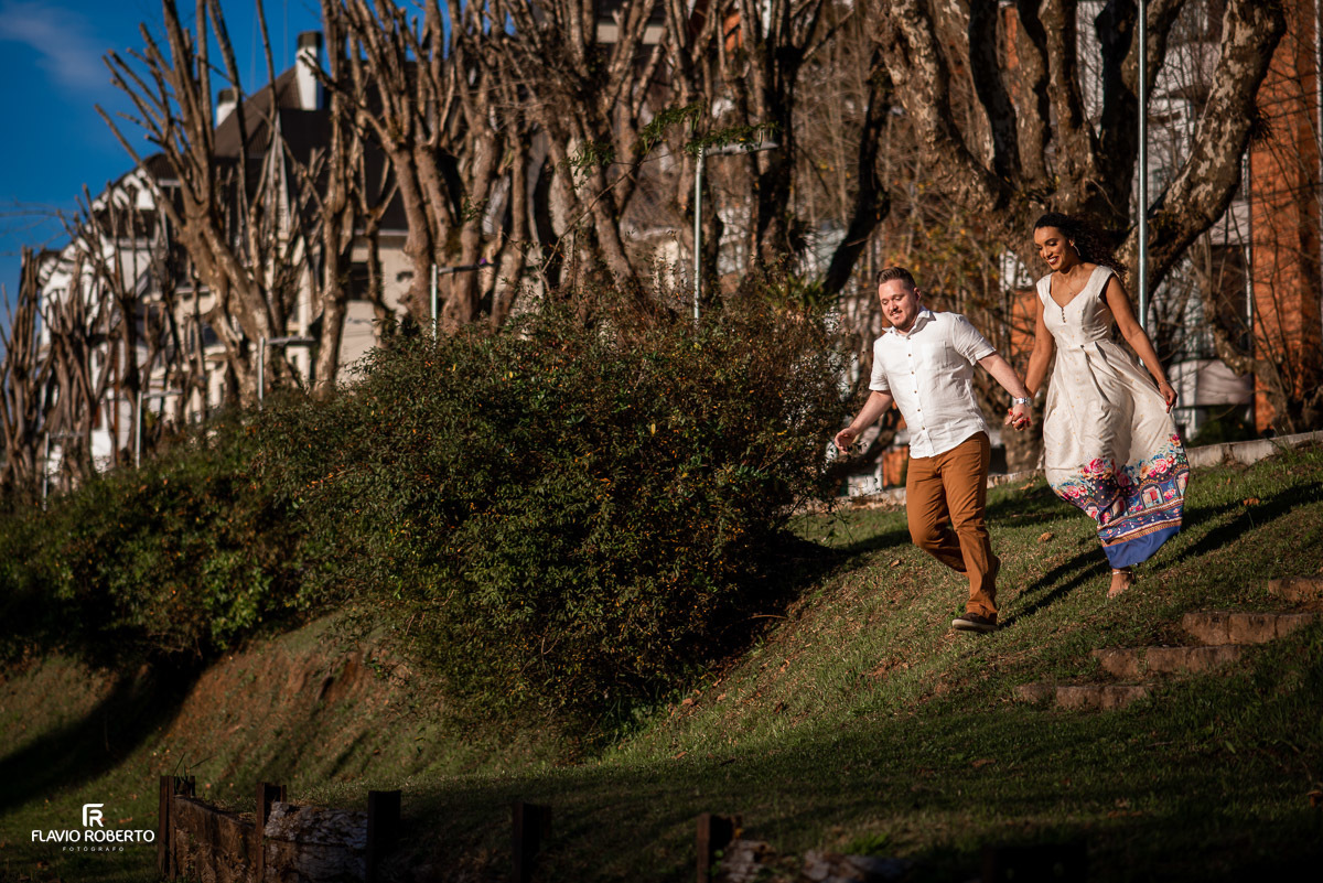 noivos correndo para pegar o trem, durante Ensaio Pre Wedding em Campos do Jordão