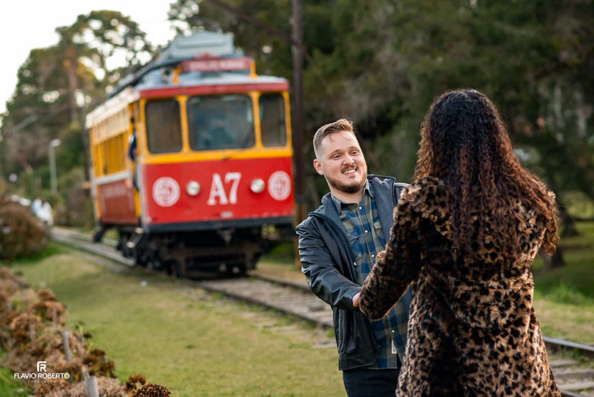 casal de Maos dadas na frente do da Maria Fumaça, durante Ensaio Pre Wedding em Campos do Jordão