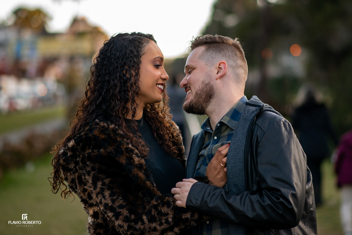 noivos se olhando durante Ensaio Pre Wedding em Campos do Jordão
