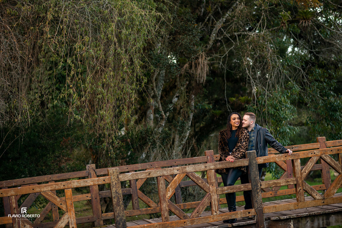 noivos namorando numa passarela durante Ensaio Pre Wedding em Campos do Jordão