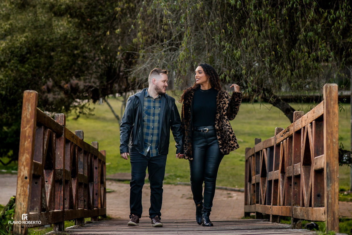 casal caminhado pela passarela durante Ensaio Pre Wedding em Campos do Jordão