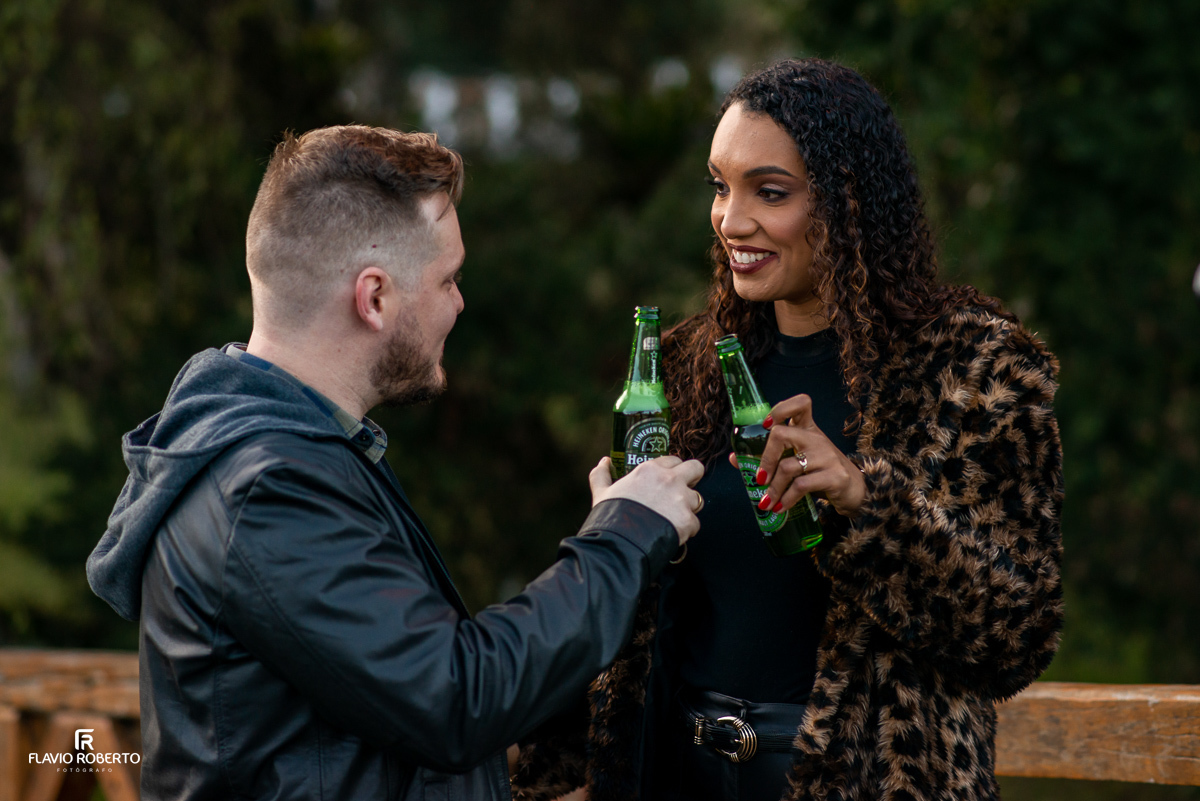 noivos tomando cerveja durante Ensaio Pre Wedding em Campos do Jordão
