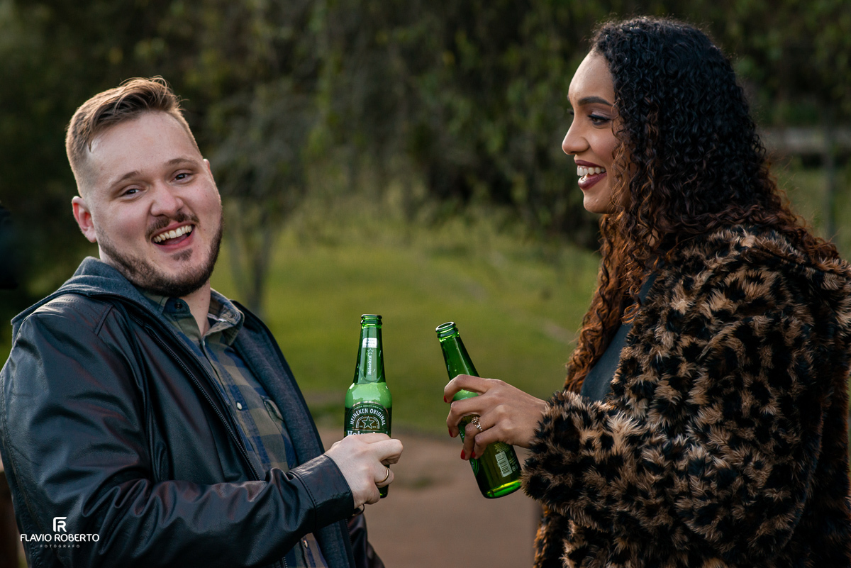 casal dando risada fazendo um brindes durante Ensaio Pre Wedding em Campos do Jordão