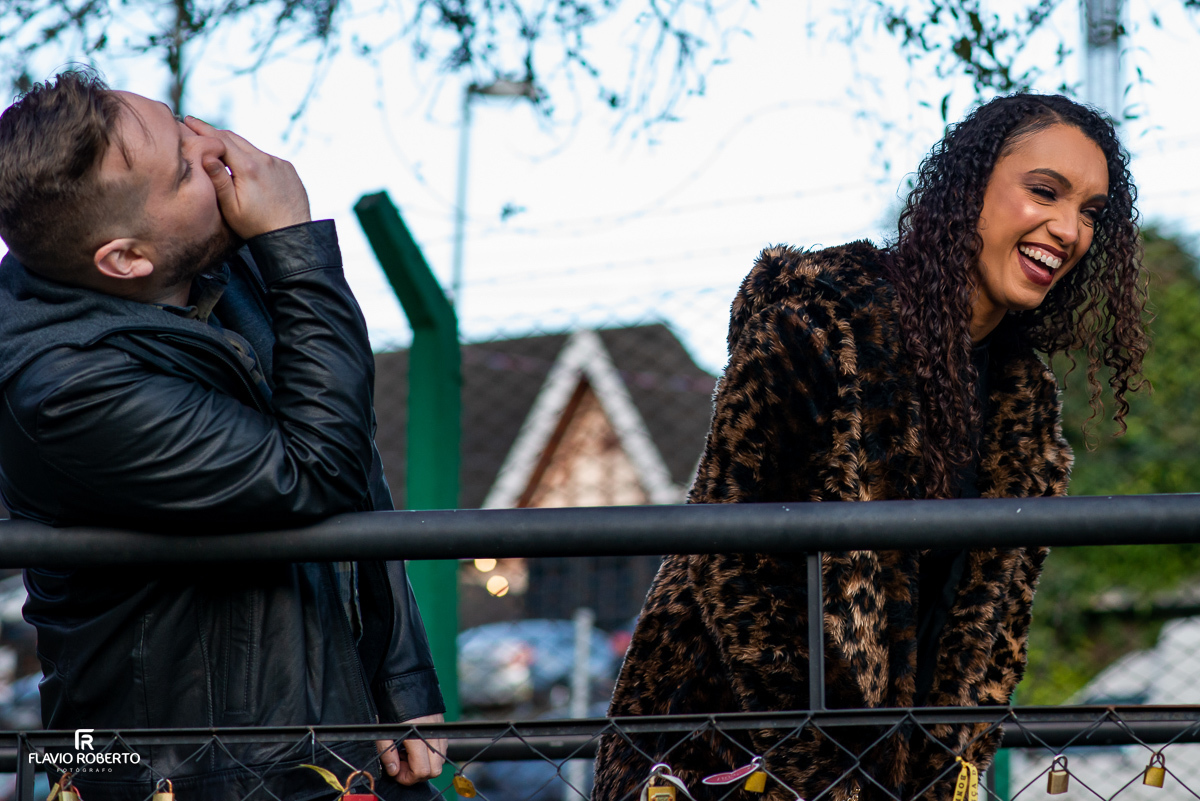 casal dando risada durante Ensaio Pre Wedding em Campos do Jordão