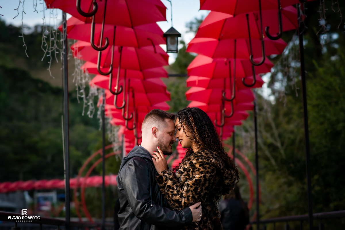 casal se beijando em baixo das sombrinhas durante Ensaio Pre Wedding em Campos do Jordão