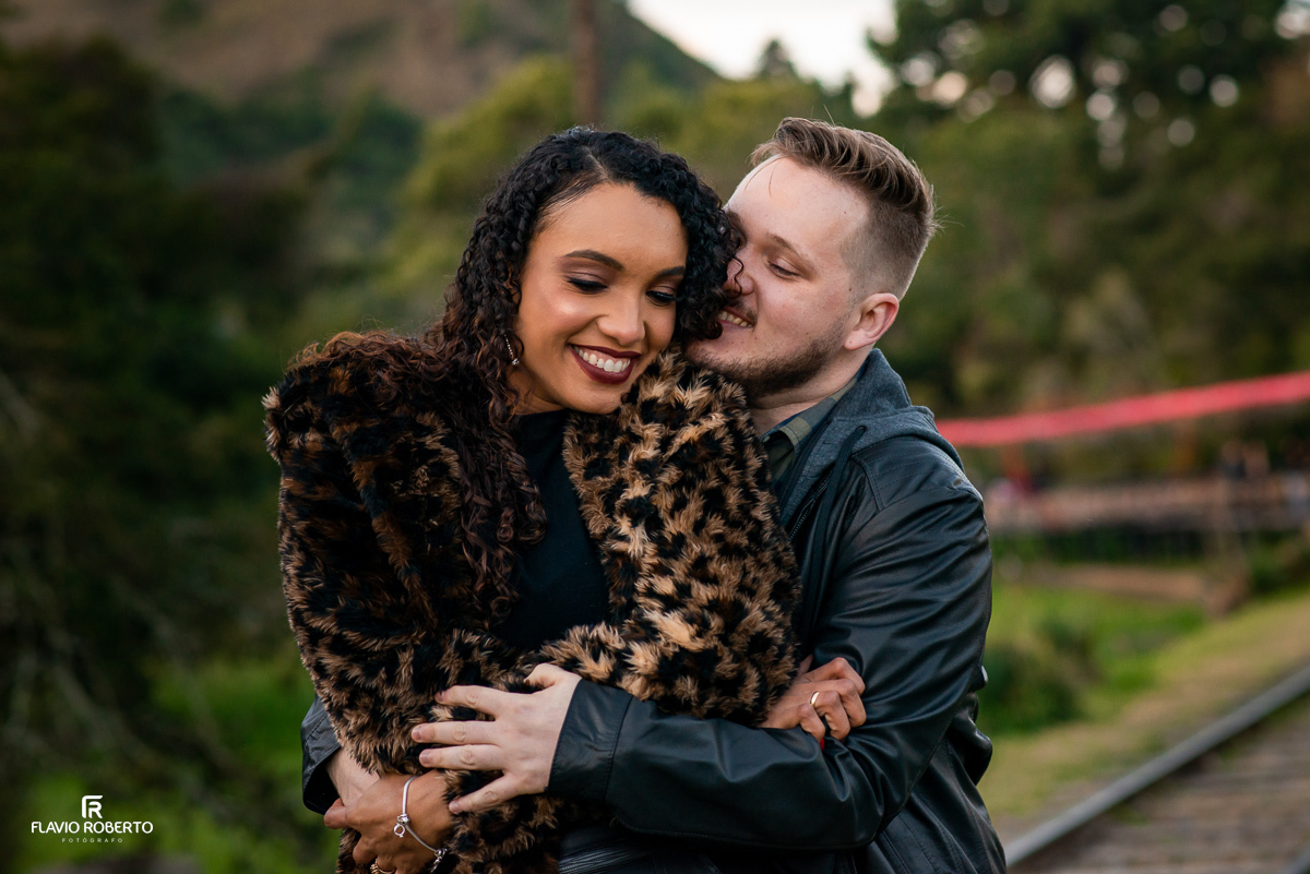 noivos abraçados durante Ensaio Pre Wedding em Campos do Jordão