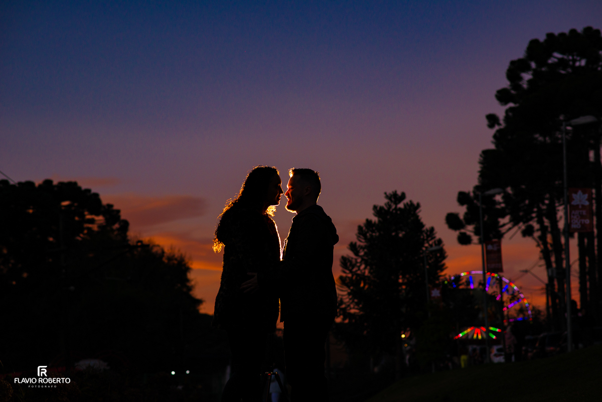 silhueta do casal namorando durante anoitecer no Ensaio Pre Wedding em Campos do Jordão