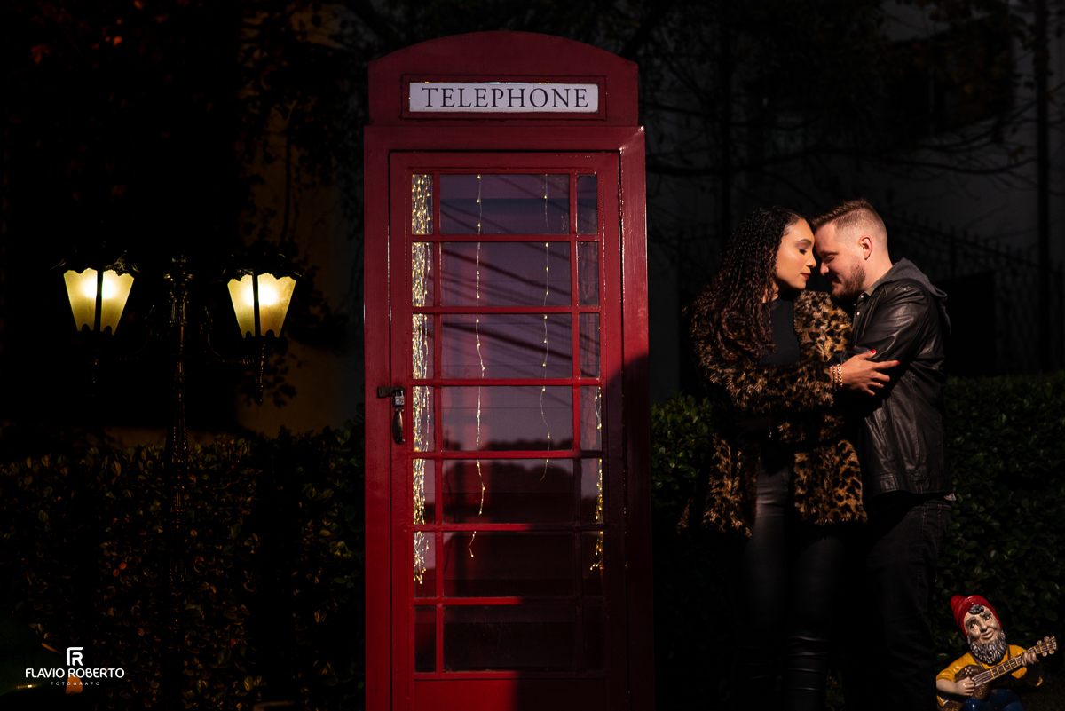 casal namorando do lado da cabine telefônica em Ensaio Pre Wedding em Campos do Jordão