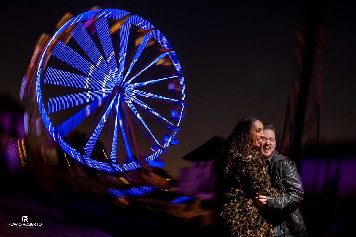 noivos dando risada em frente da roda gigante no Ensaio Pre Wedding em Campos do Jordão