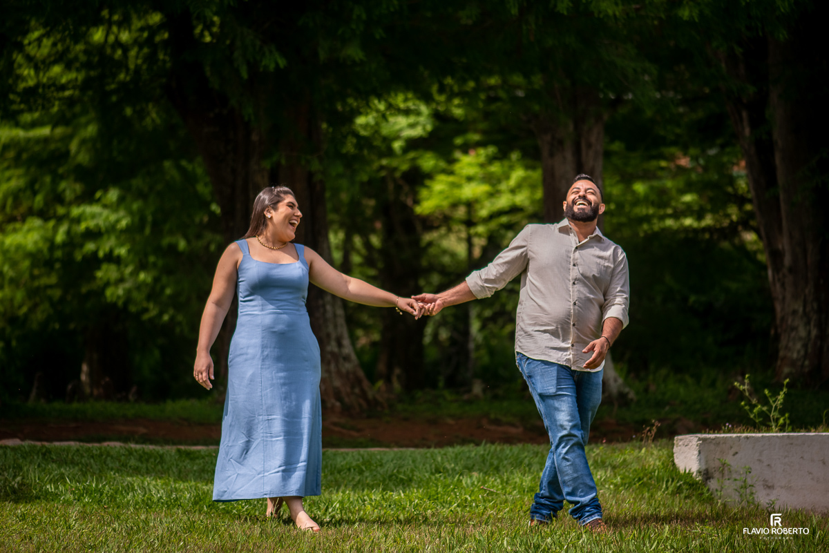 Noivos caminhando rindo no Restaurante Arco Íris em Santo Antônio do Pinhal, durante Ensaio Pre Wedding