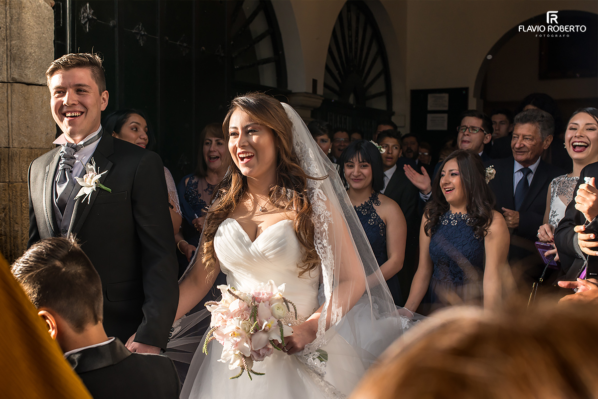 Noivos saindo da Igreja de san Diego
