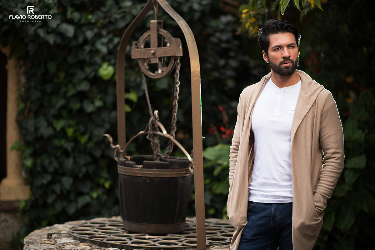 modelo do lado da fonte no ensaio fotografico