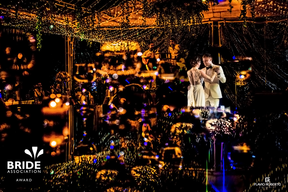 Casamento na Casa Hotel El Triangulo, em Armenia, região do Eje Cafeteiro de Colômbia. Foto premiada pela Bride Association.