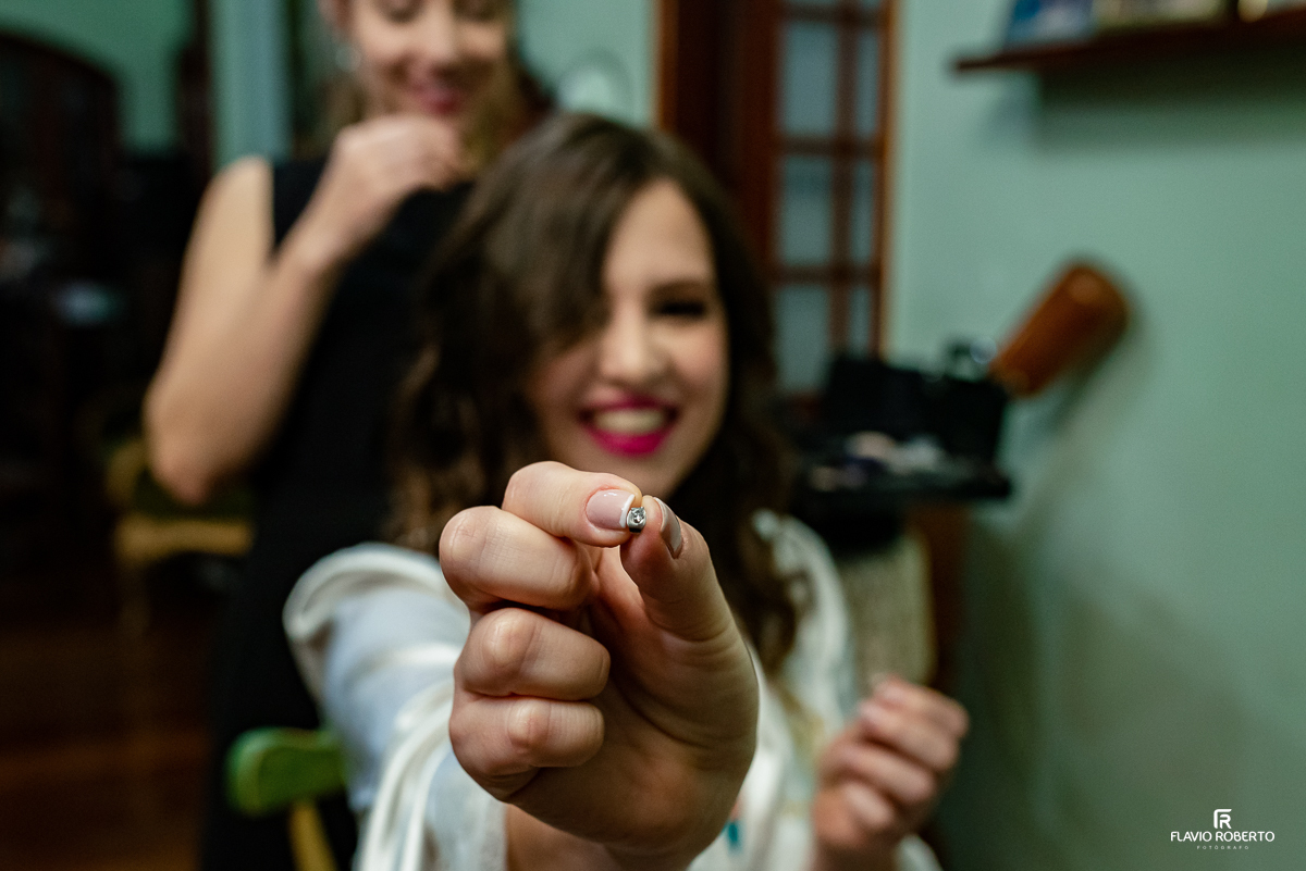 Noiva mostrando seu brinco durante making of no casamento em Lorena/SP