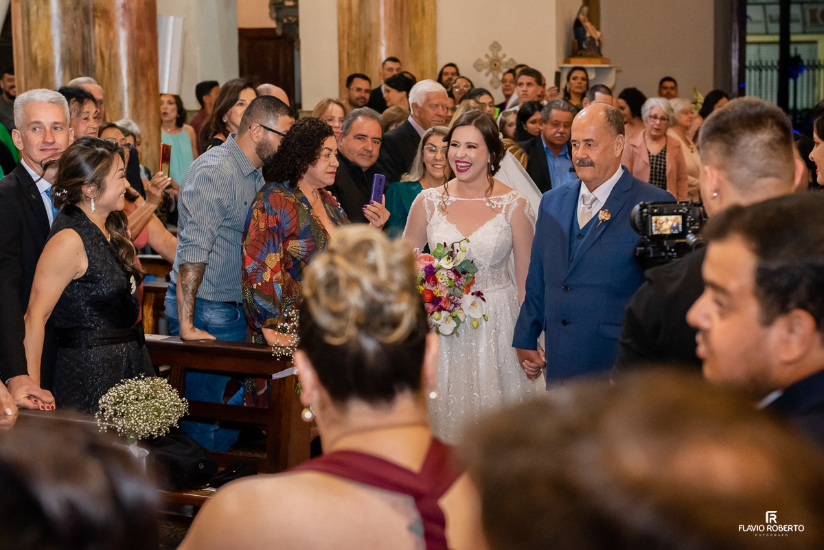 Noiva com seu pai entrando no Santuário de São Benedito durante Casamento em Lorena/SP 