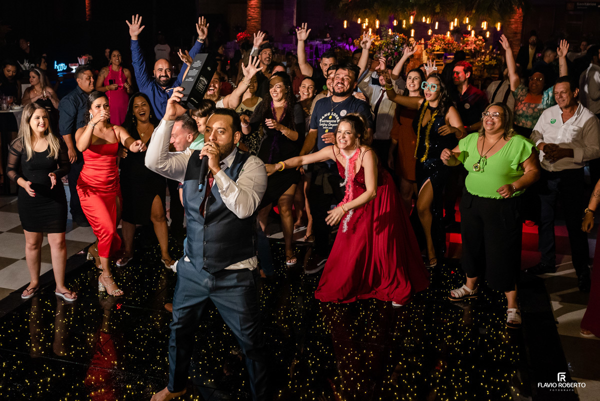 Noivo jogando a garrafa de wisky na festa de Casamento no Salão do 3 Garças Hall de Guaratinguetá