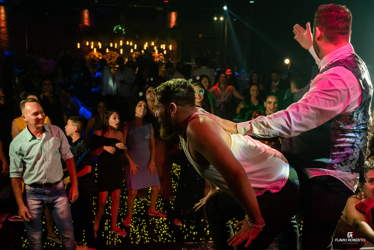convidados dançando na festa de Casamento no Salão do 3 Garças Hall de Guaratinguetá