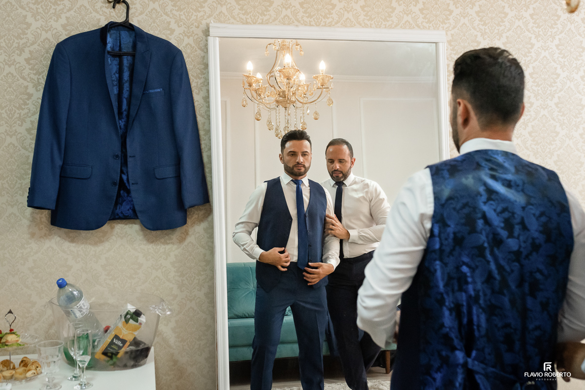 Noivos colocando o paletó para o Casamento no Amadeus Cristal Palace em Taubaté 