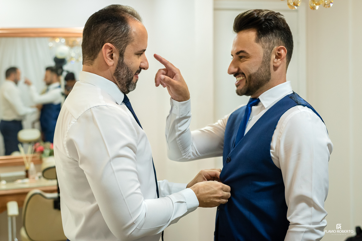 Noivo apontando o dedo para seu noivo durante o making of no Espaço Luxo em Taubaté