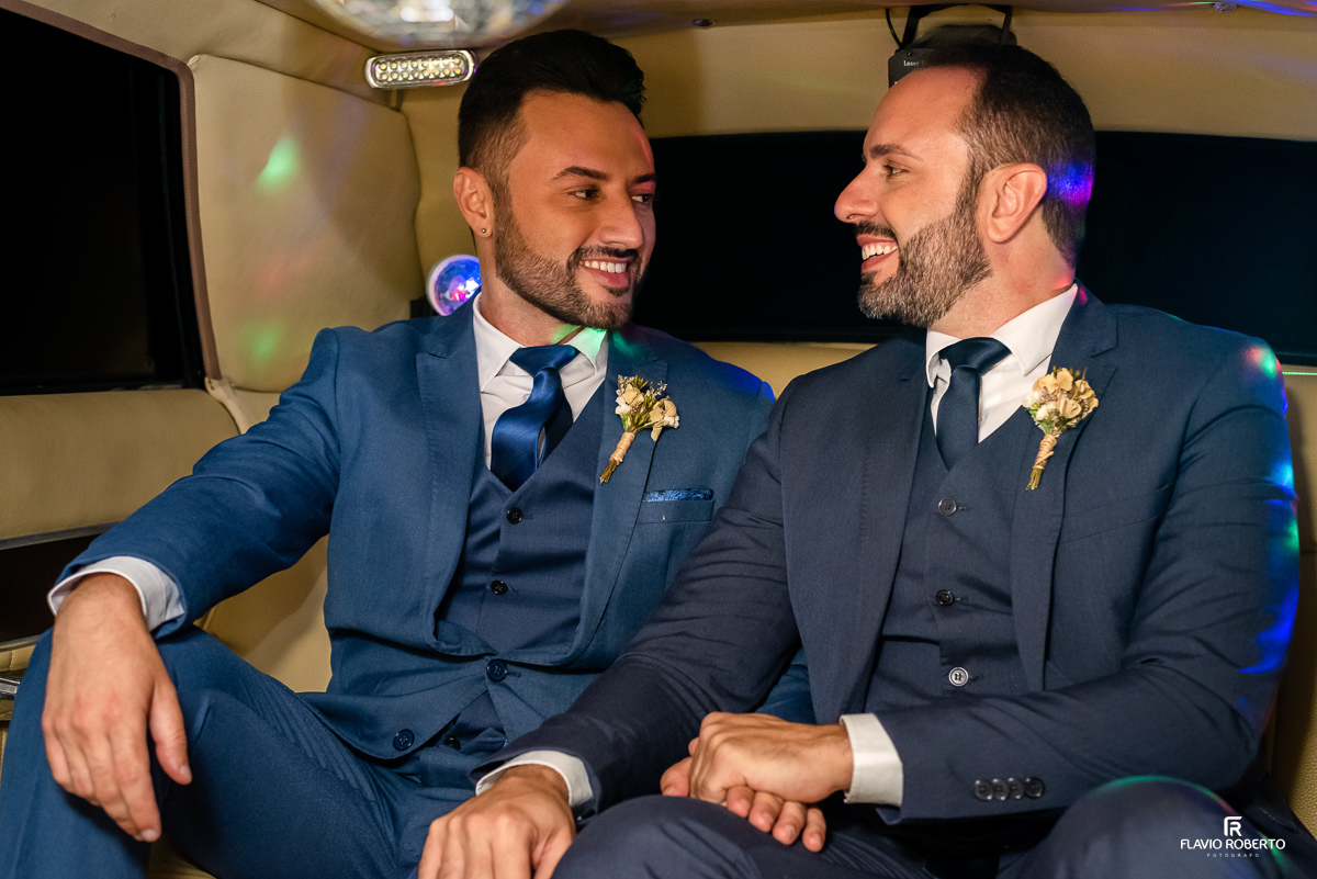 Noivos sentado dentro da limousine  do carro dos sonhos em casamento em Taubaté