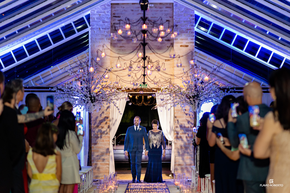 Noivo entrando com sua mãe na capela do Amadeus Cristal Palace em Taubaté.