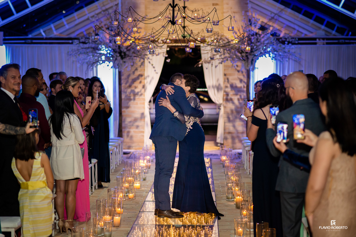 Noivo abraçando sua mãe na capela do Amadeus Cristal Palace em Taubaté.