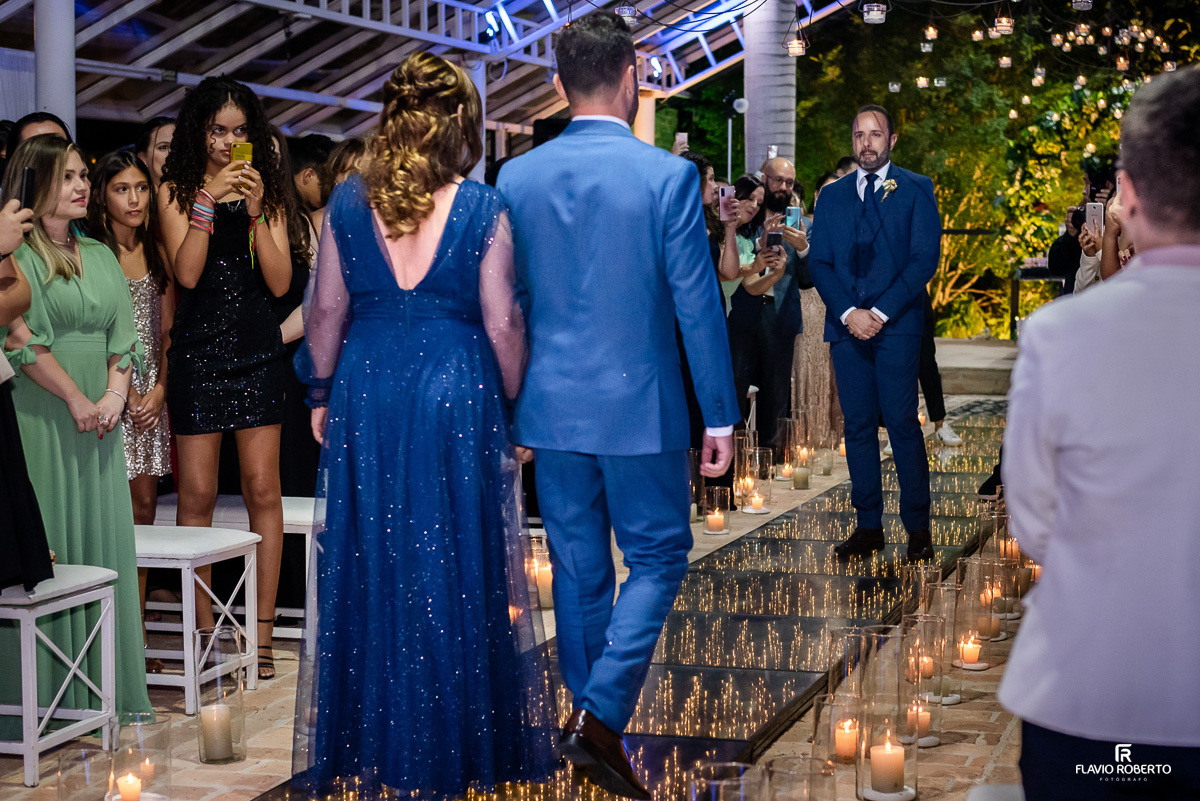 Noivo entrando com sua mãe na capela do Amadeus Cristal Palace em Taubaté.