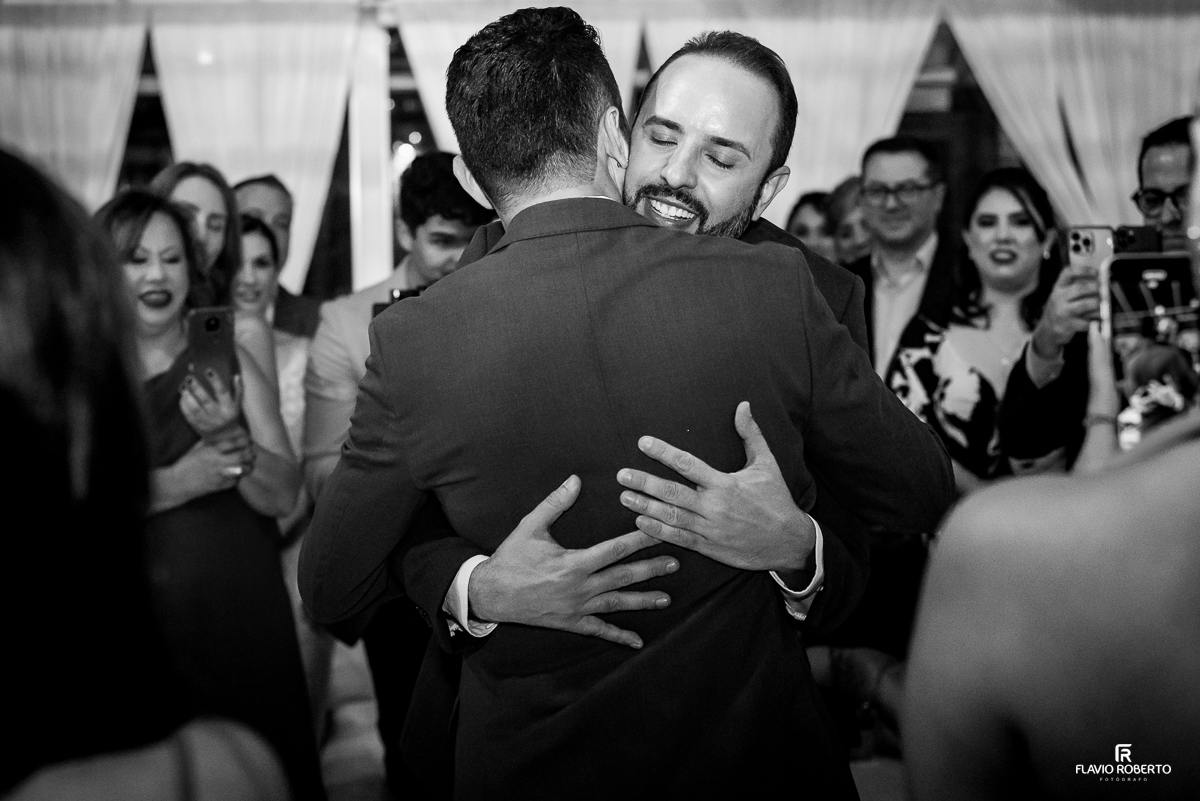 Noivos se abraçando durante o Casamento na capela do Amadeus Cristal Palace em Taubaté.