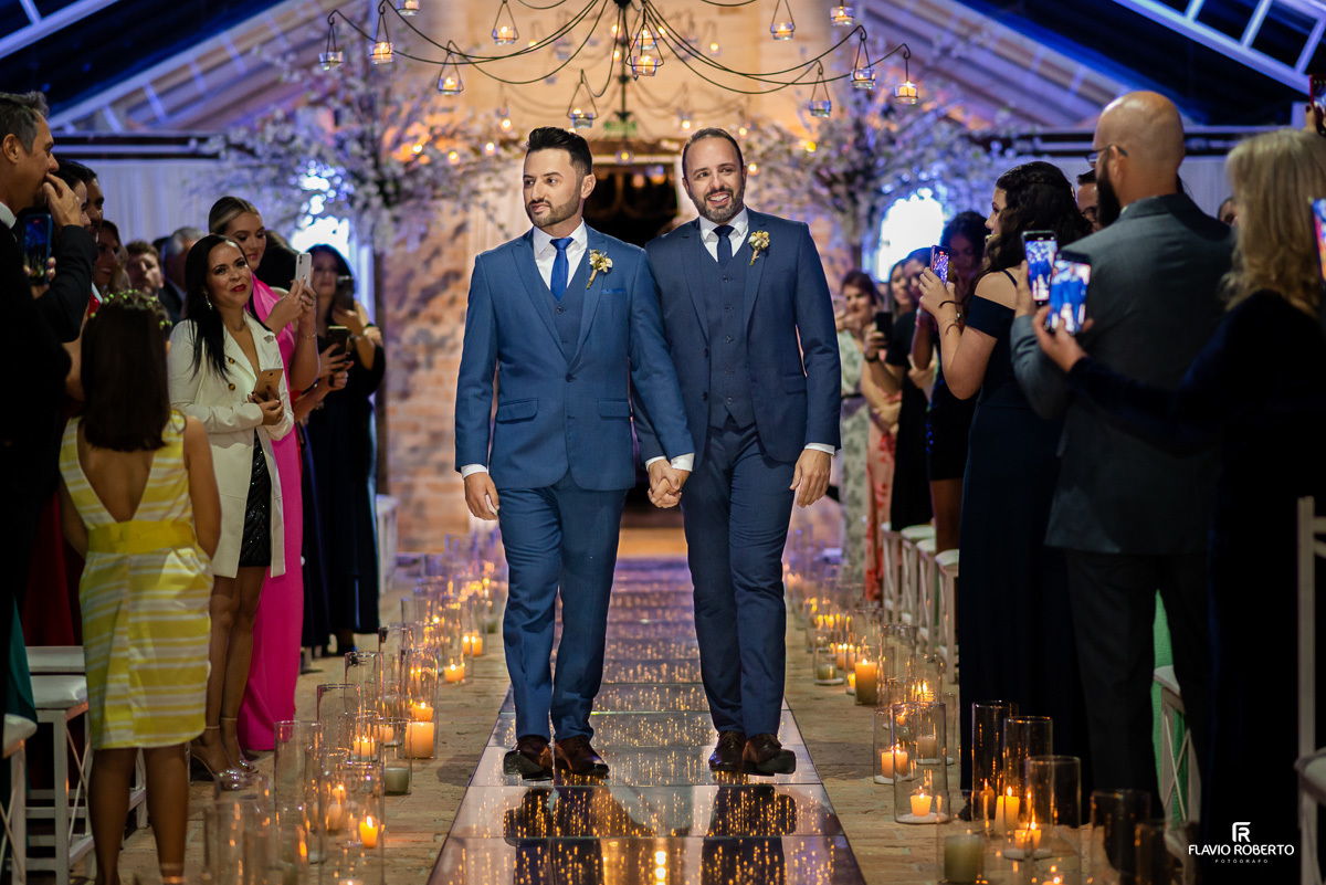 Entrada dos Noivos durante o Casamento na capela do Amadeus Cristal Palace em Taubaté.
