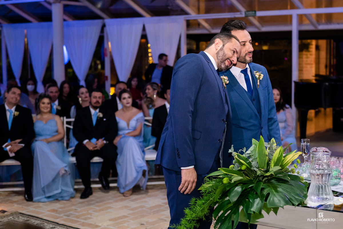 Noivos abraçados durante o Casamento na capela do Amadeus Cristal Palace em Taubaté.