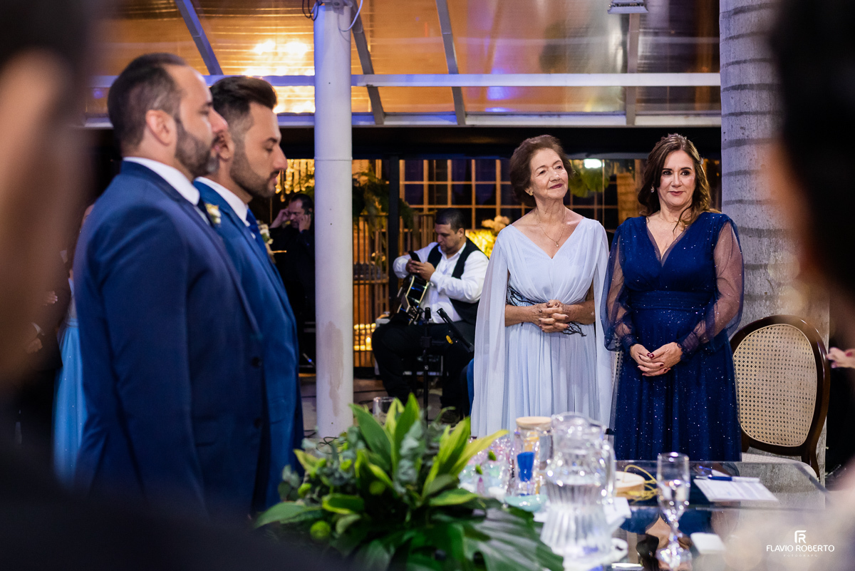 Mae dos noivos olhando pra eles durante casamento na capela do Amadeus Cristal Palace em Taubaté.