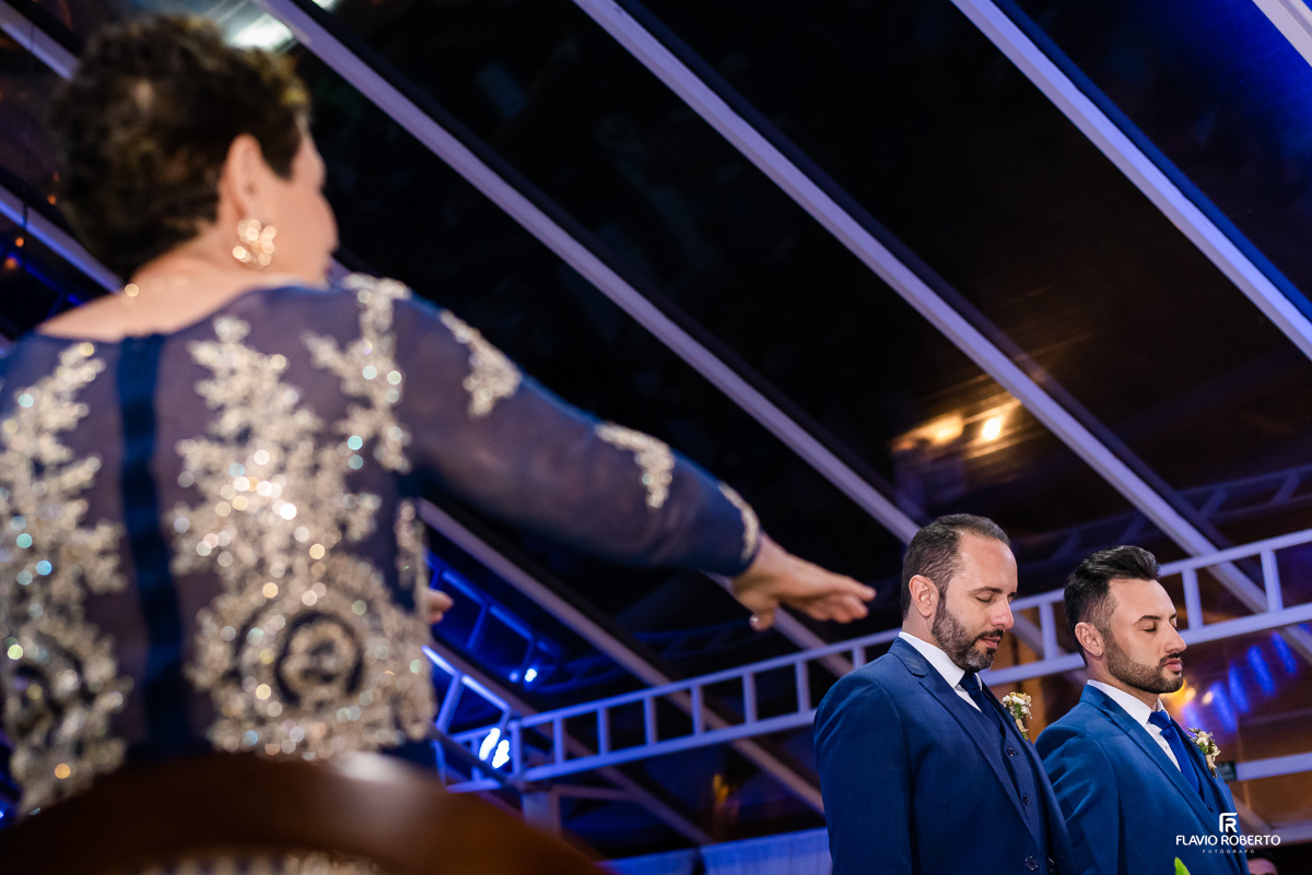 Mae dos Noivos rezando por eles durante o Casamento na capela do Amadeus Cristal Palace em Taubaté.