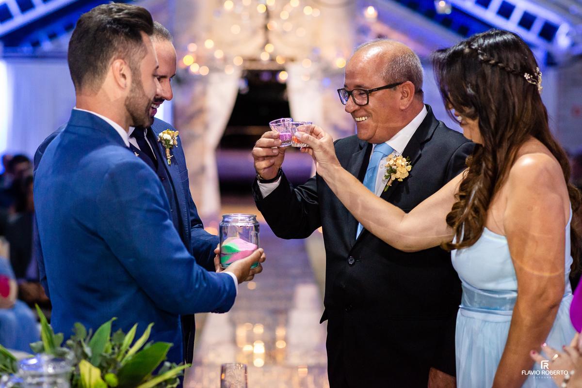 Padrinhos virando um pote de areia colorida na cerimonia da areia no Amadeus Cristal palace em Taubaté 