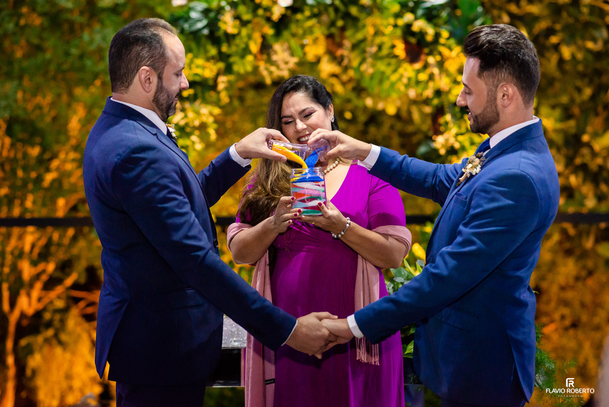 Celebrante com o casal de noivos durante cerimonia da areia na capela do Amadeus Cristal Palace em Taubaté.