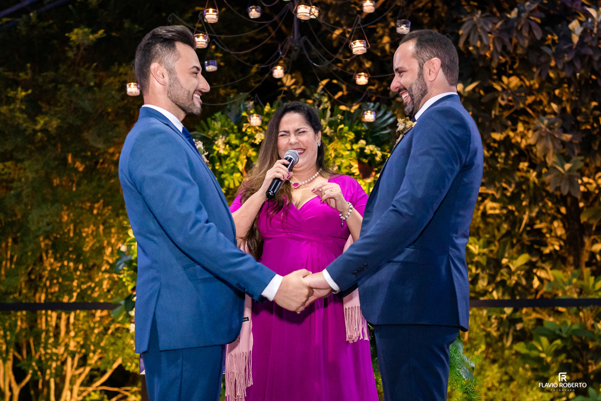 Celebrante com o casal de noivos durante cerimonia da areia na capela do Amadeus Cristal Palace em Taubaté.