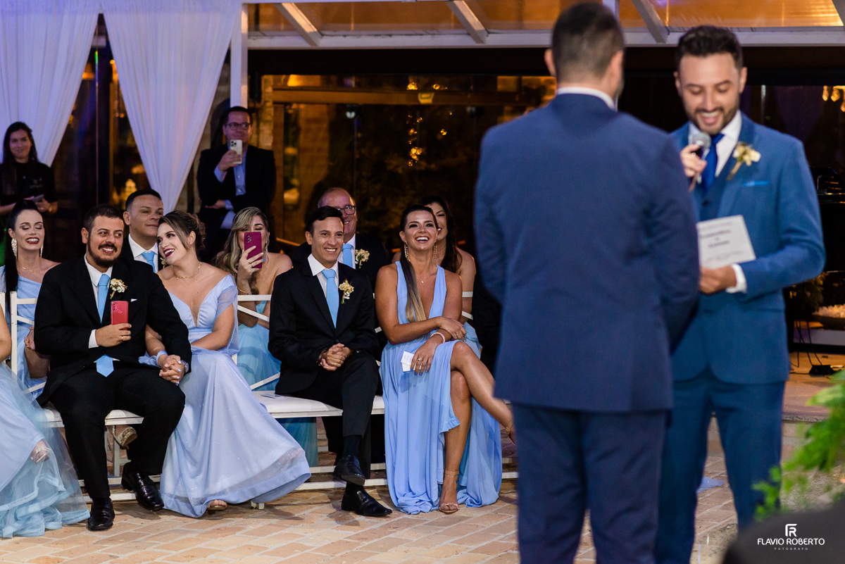 Casal de noivos fazendo os votos durante cerimonia da areia na capela do Amadeus Cristal Palace em Taubaté.