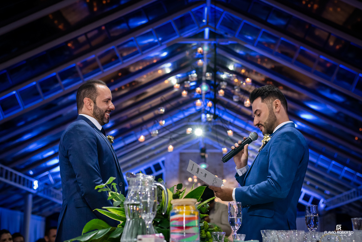 Casal de noivos fazendo os votos durante cerimonia da areia na capela do Amadeus Cristal Palace em Taubaté.