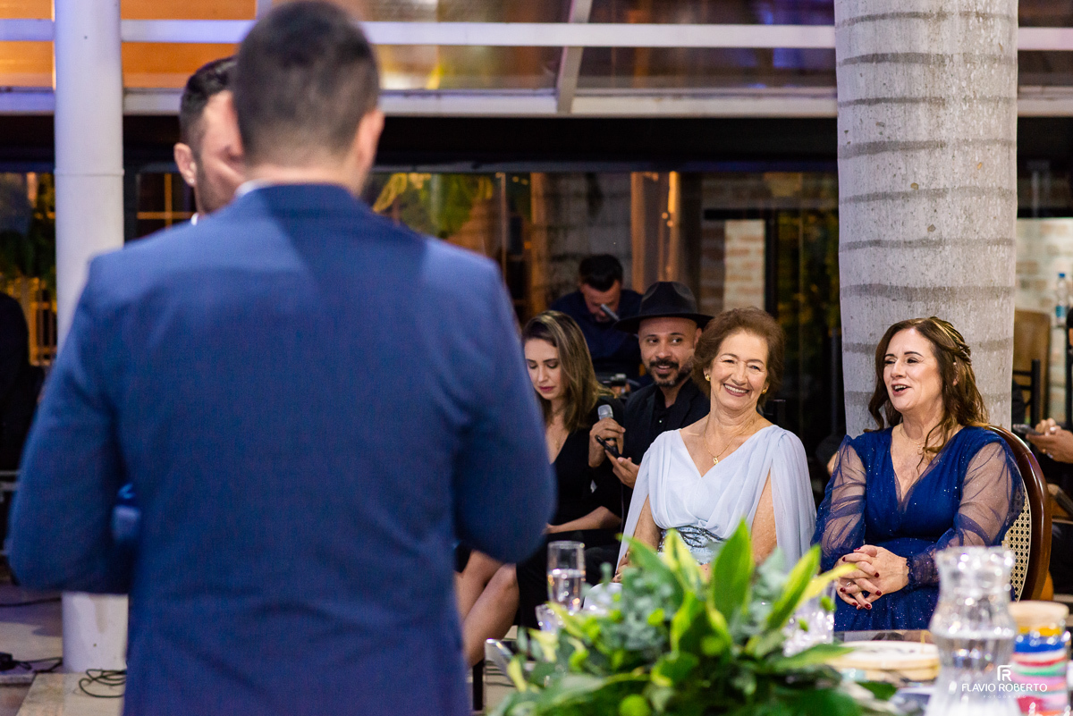 Casal de noivos fazendo os votos durante cerimonia da areia na capela do Amadeus Cristal Palace em Taubaté.