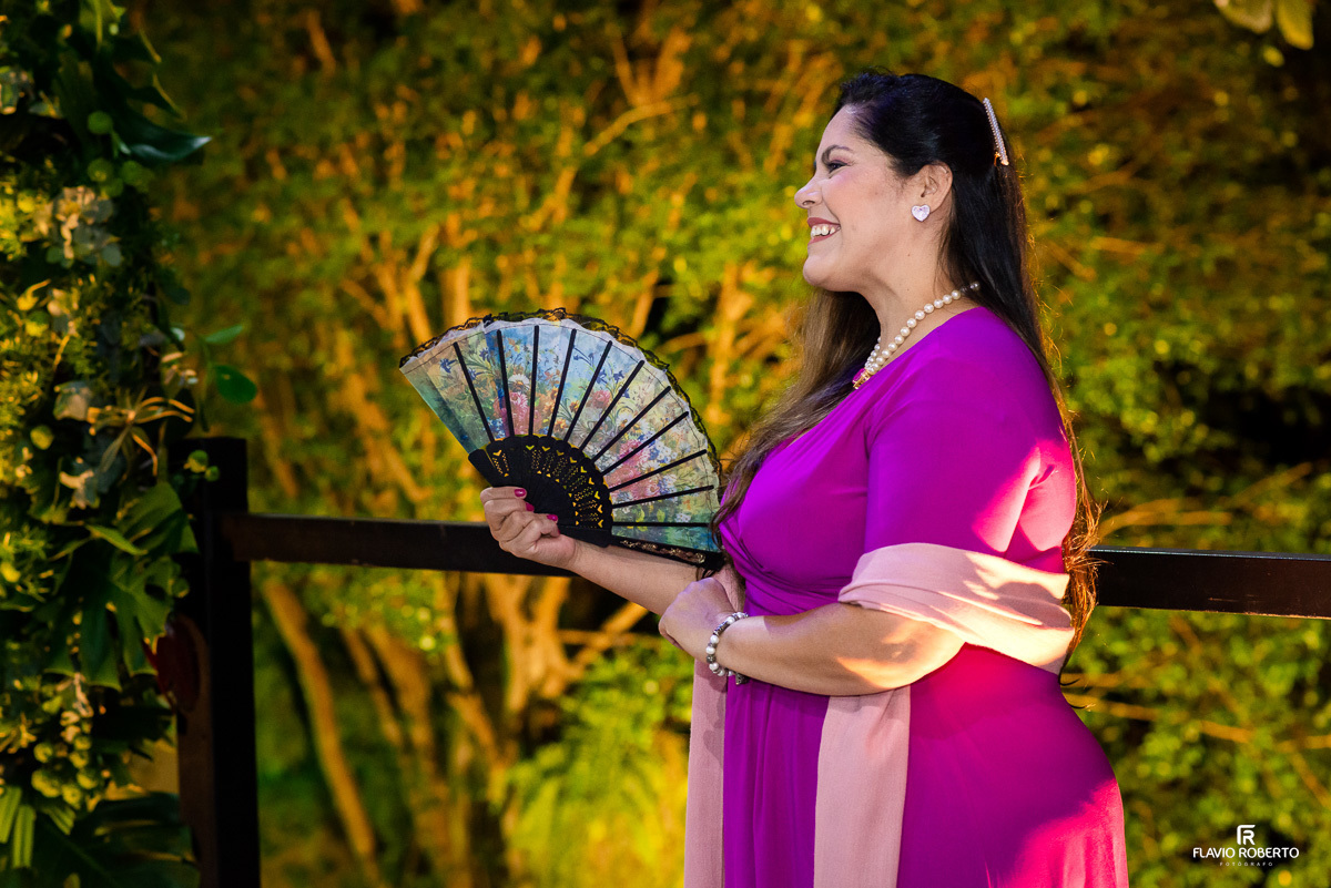 Celebrante abanando seu leque durante Casamento na capela do Amadeus Cristal Palace em Taubaté.