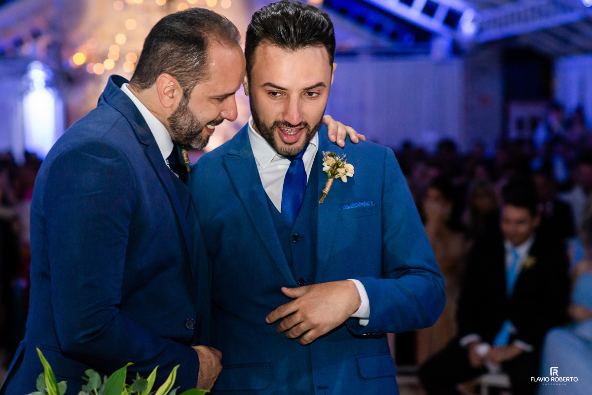 Noivos abraçados durante casamento na capela do Amadeus Cristal Palace em Taubaté.