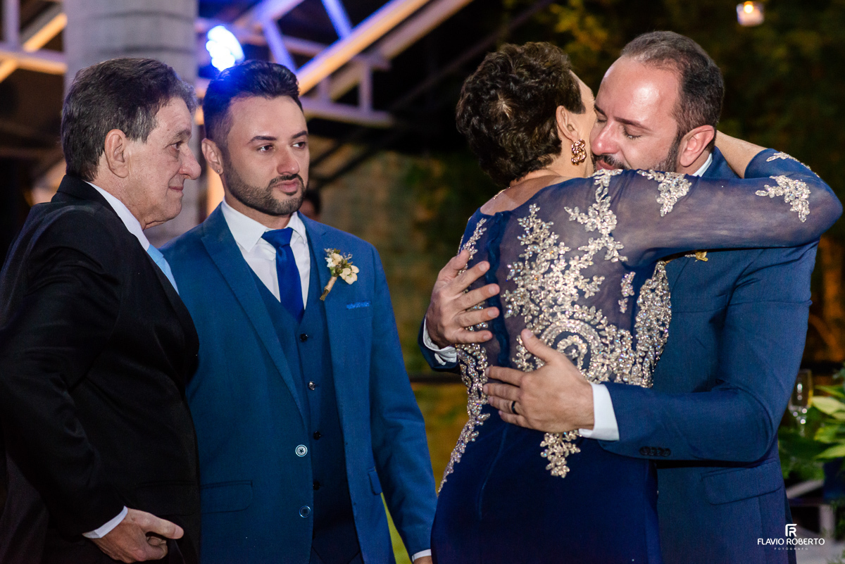 Noivos abraçando um casal de padrinhos durante Cerimônia de Casamento no Amadeus Cristal Palace em Taubaté. 